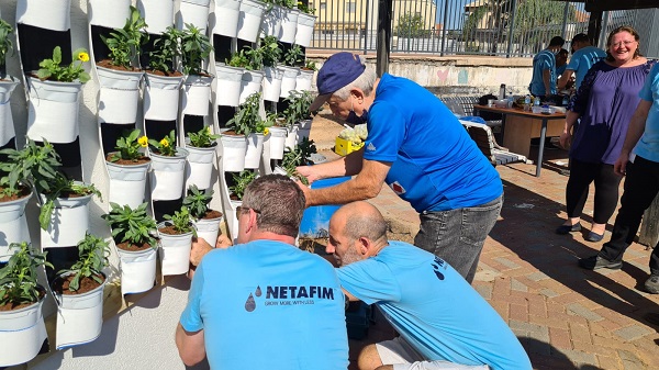 נטפים הקימה גינה קהילתית במועדון גמלאים בנתניה