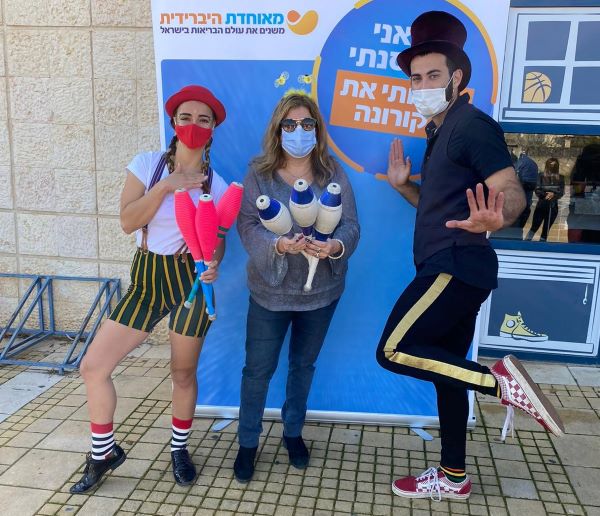 ראש מועצת אבן יהודה אבי הררי ודליה לוי, מנהלת מרפאת מאוחדת   מתחפשים ומתחסנים באבן יהודה