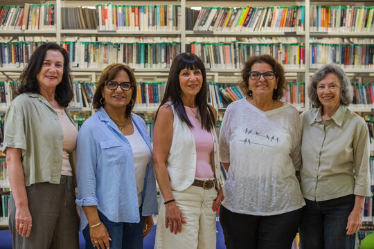  בין מדפי ספרים לזיכרונות: הספרניות ששומרות על הלב התרבותי של נתניה