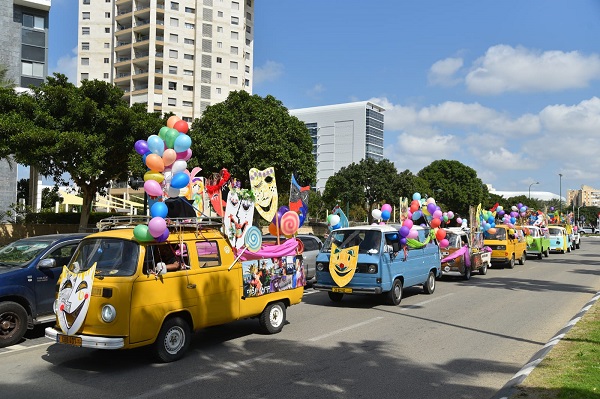 קרנבל מסכות סובב עולם על גלגלים 