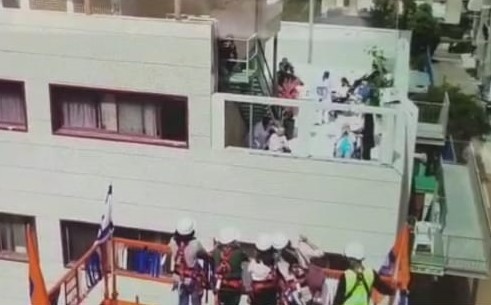 תיעוד- מפגש מרגש על מנוף בבית אבות בנתניה