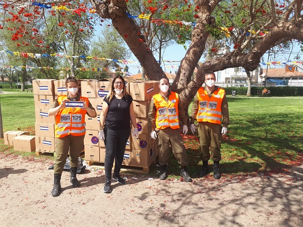 מחלקים פרחים לניצולי השואה הפרחים לניצולים – יום השואה בצל הקורונה