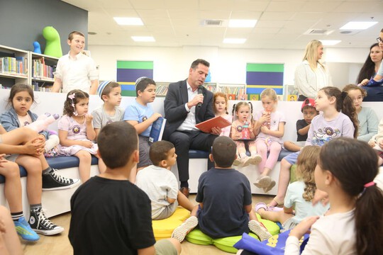  ראש העיר הקריא לילדים את סיפורה של גולדה מאיר