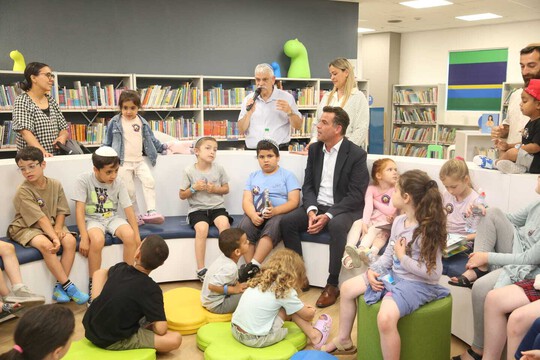 פעילות קהילתית - ראש העיר הקריא לילדים את סיפורה של גולדה מאיר