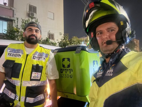  נתניה: תינוק ננעל ברכב וחולץ בשלום בידי מתנדבי ידידים