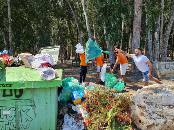 מבצע נקיון של שליחי תן ביס  גן הציפור בנתניה: שליחי תן ביס ביצעו מבצע ניקיון יסודי
