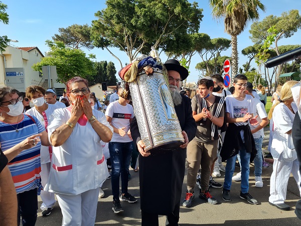 ספר תורה נתרם והוכנס בהיכל הקודש במכרז דורות 