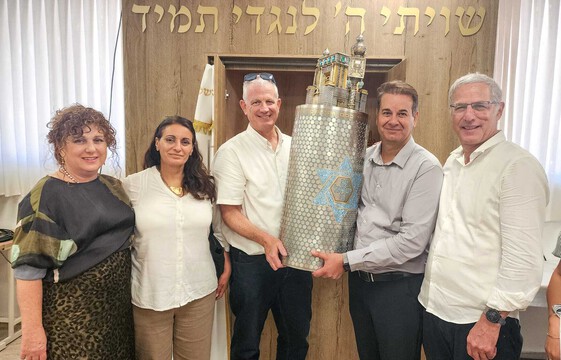 ספר תורה לזכר נופלי חרבות ברזל, למען רפואה ושובם של החטופים ספר תורה לזכר נופלי חרבות ברזל, למען רפואה ושובם של החטופים