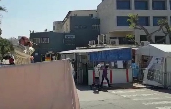 תושבי קרית צאנז מוקירים את צוות בית חולים לניאדו