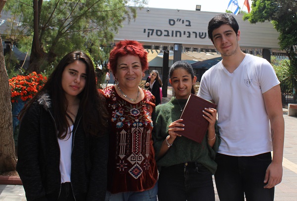 הזוכים יחד עם המורה לתנ"ך תורה, נביאים כותבים בבית ספר טשרניחובסקי