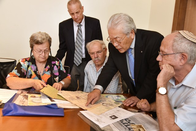 ראש עיריית יאטוסו עם ניצולי השואה "שינדלר היפני" הציל קרוב ל-10,000 ניצולים במלחה"ע השניה