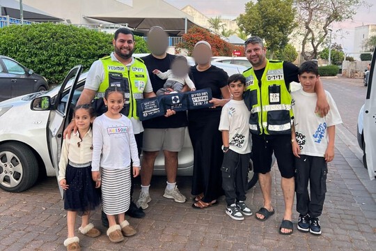 נתניה: פעוט בן חצי שנה חולץ מרכב נעול (וידאו) נתניה: פעוט בן חצי שנה חולץ מרכב נעול (וידאו)