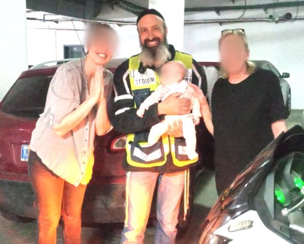 תמונה: ארגון ידידים נתניה: תינוקת שננעלה ברכב חולצה בשלום 