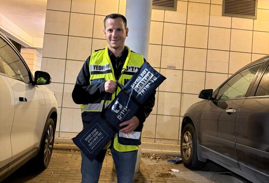  נתניה: פעוטה חולצה מרכב נעול בשלום