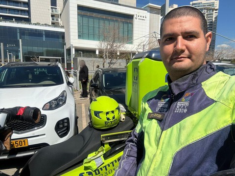  צפו בתיעוד: תינוק ננעל ברכב בנתניה וחולץ בשלום