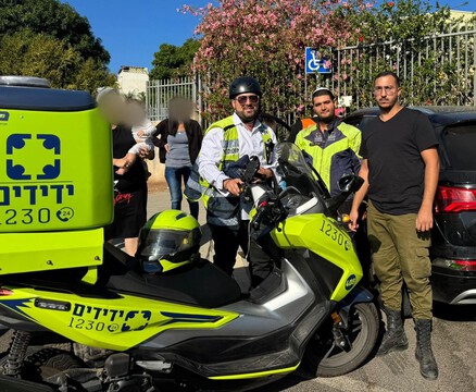 פעוטה ננעלה ברכב, מתנדבי ידידים חילצו אותה בשלום (תיעוד)   פעוטה ננעלה ברכב, מתנדבי ידידים חילצו אותה בשלום (תיעוד)