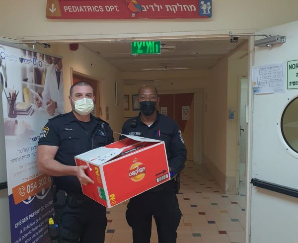 שוטרים ופקחים מנתניה בבית חולים לניאדו  שיטור עירוני נתניה במחלקת ילדים לניאדו