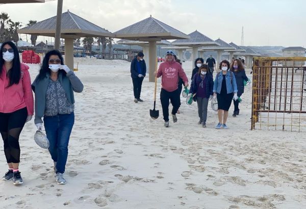 עובדי עיריית נתניה יצאו לנקות את הזפת בחופים