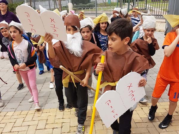 תלמידי בית ספר דבורה עומר מאות תלמידים החלו את המסגרות של בתי הספר של החגים 