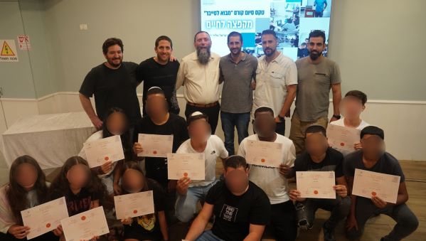 התלמידים והמדריכים  מבית הילדים אלעזרקי לעולם הסייבר