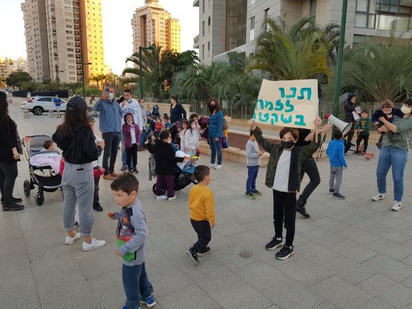 הפגנה במתחם פיאנו בעיר ימים  עיריית נתניה תפתח את מערכת החנוך בעיר