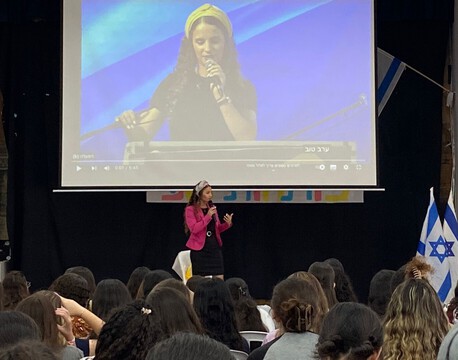 איבדה רבים מבני משפחתה ומפיצה שמחה ואור איבדה רבים מבני משפחתה ומפיצה שמחה ואור