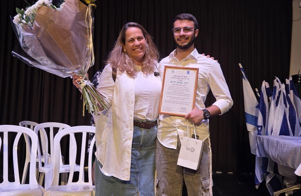 תלמידי נתניה זכו בפרס מחוזי על התנדבות ותרומה לקהילה תלמידי נתניה זכו בפרס מחוזי על התנדבות ותרומה לקהילה