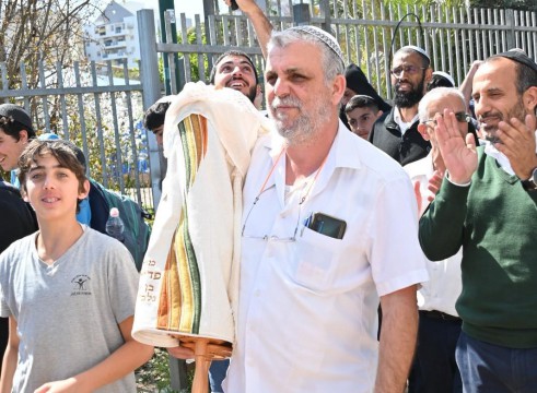  המחנך הנציח את בנו והכניס ספר תורה לזכרו בבית הספר 