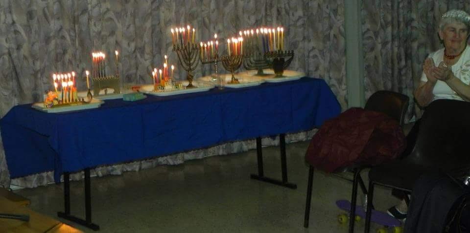 נרות חנוכה דולקים | צילום: התנועה המסורתית בישראל מסורת, הלכה ויהדות: הדלקת נרות קהילתית בנתניה