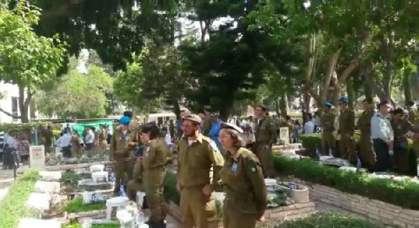 רכילות בנתניה - אל"מ מוטי הוד, כיבד בנוכחותו בערב יום הזיכרון לחללי צה"ל