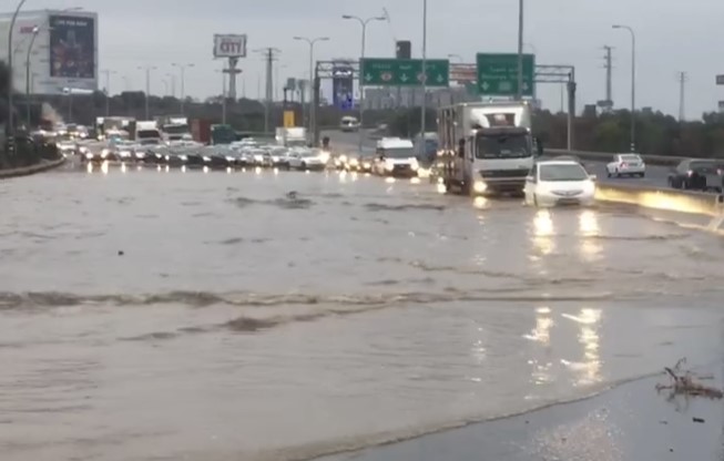 הצפות בכביש החוף בסמוך לצומת פולג צפו בסרטון: הצפות בכביש החוף בסמוך לצומת פולג