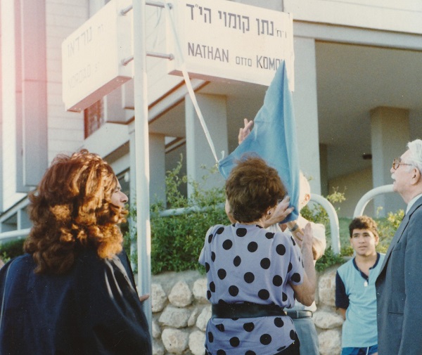 הסרת הלוט על ע"י לאה בתו של קומוי | באדיבות עודד פירסט סיפורם של רחובות בנתניה - רחוב נתן קומוי