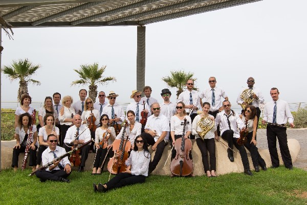 התזמורת הקאמרית קיבוצית ביקור התזמורת: מוזיקה ובירה על הדשא