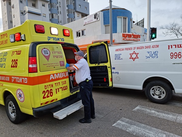 חדשות מקומיות - בן 30 נדקר בנתניה, מצבו קריטי 