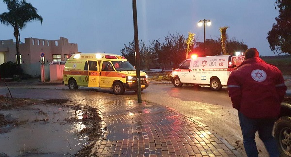 עמק חפר: גבר ושני ילדים מסחפו עם רכבם