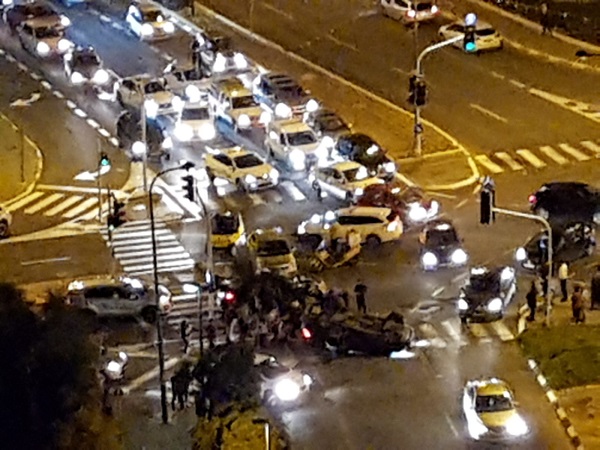 באיזה צומת בנתניה היו 4 תאונות בשבוע אחד? אחת התאונות בצומת שמחה ארליך-בן גוריון | צילום: אייל קרן באיזה צומת בנתניה היו 4 תאונות בשבוע אחד?