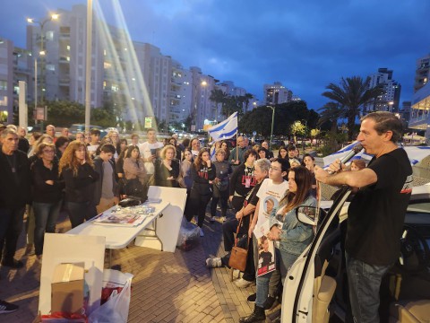  משמרת תמיכה נוספת במשפחות החטופים בנתניה