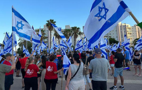 יום שיבוש בנתניה - מאות מפגינים בצומת פולג יום שיבוש בנתניה - מאות מפגינים בצומת פולג