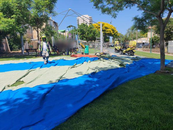 נתניה: 3 פועלים נפלו במהלך התקנת סכך בגן שעשועים נתניה: 3 פועלים נפלו במהלך התקנת סכך בגן שעשועים
