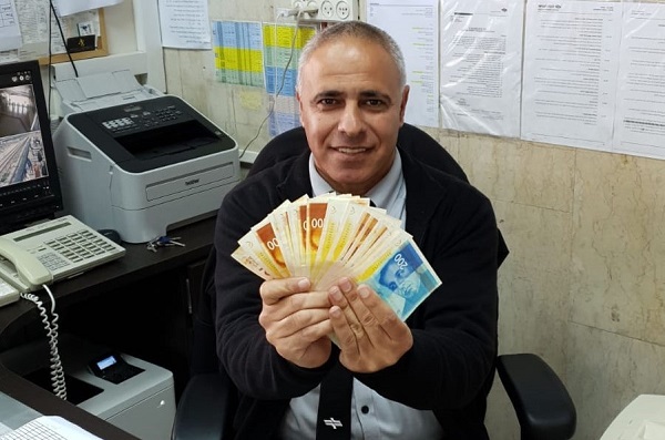 תיק עם אלפי שקלים נשכח בתחנת רכבת נתניה