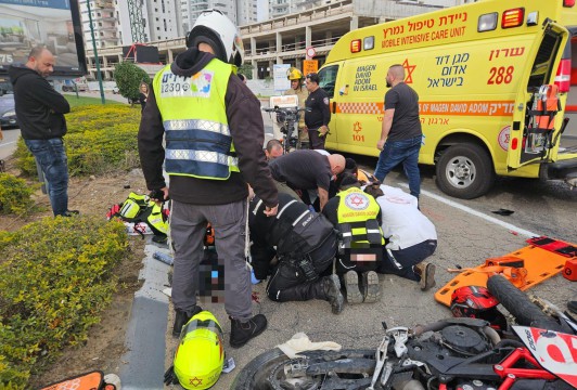  נתניה: רוכב אופנוע נפצע אנוש בתאונת דרכים