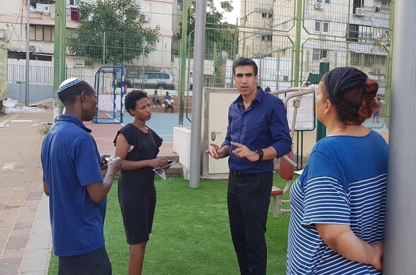 המטרה: להגיע ללשכת ראש העיר יוני שטבון בשטח המטרה: להגיע ללשכת ראש העיר
