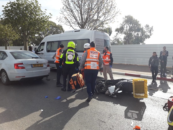 זירת האירוע | צילום: דוברות איחוד הצלה רוכב אופנוע נפצע קשה בתאונה בשכונת דורה בנתניה