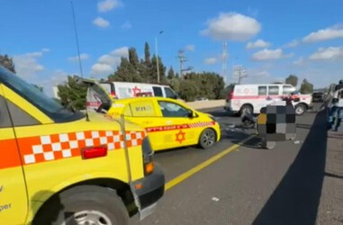 רוכב אופנוע נפגע מרכב בכביש 4 סמוך לצומת הרוא''ה