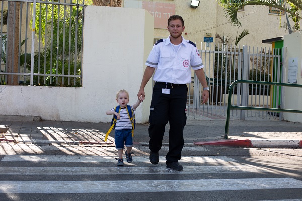 חוצים את הכביש בבטחה | צילום: דוברות מד"א מתחילים את שנת הלימודים בבטחה