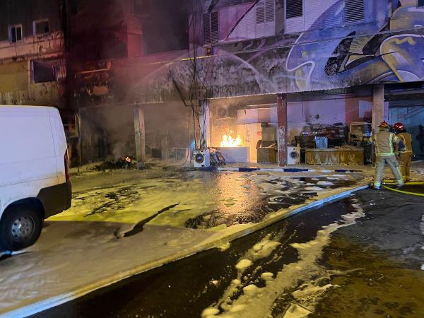 שריפה פרצה בחנות מתחת לבניין מגורים בנתניה שריפה פרצה בחנות מתחת לבניין מגורים בנתניה