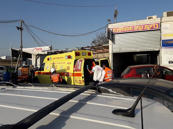 זירת האירוע | צילום: איחוד הצלה  פועל נפל מגג בתחנת דלק אמיתי בנתניה