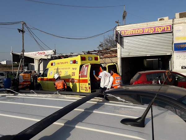 פועל נפל מגג בתחנת דלק אמיתי בנתניה