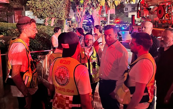 חדשות מקומיות - לכודים בדירה הבוערת: אם ושני ילדים חולצו