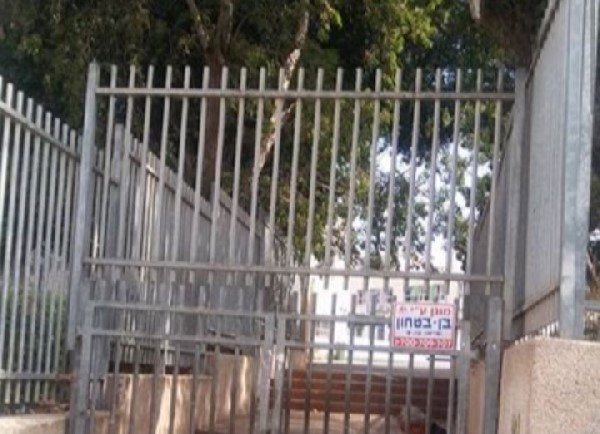 מדוע אין בודקה בשער החירום בבי"ס בארי?